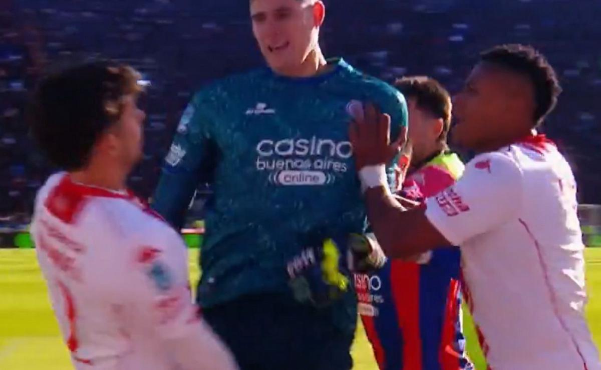Orlando Gill le pegó un cabezazo a Blondel. (Captura)
