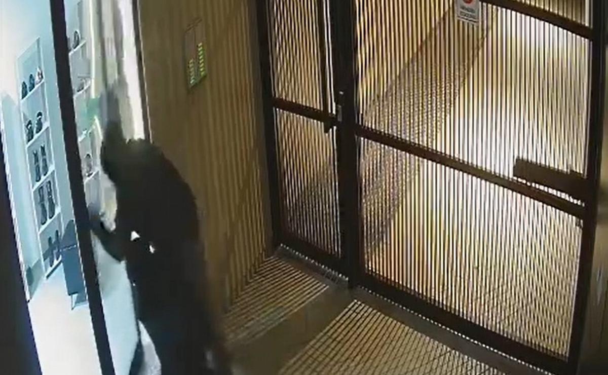 (Captura de la cámara de seguridad). Robo en un negocio de ropa y calzado en Rosario.
