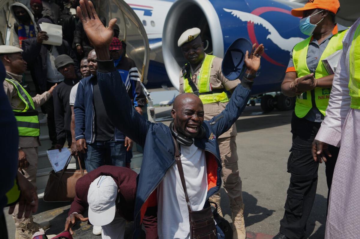 Migrantes nigerianos que regresan de Sudáfrica enfrentan los mismos problemas económicos que dejaron