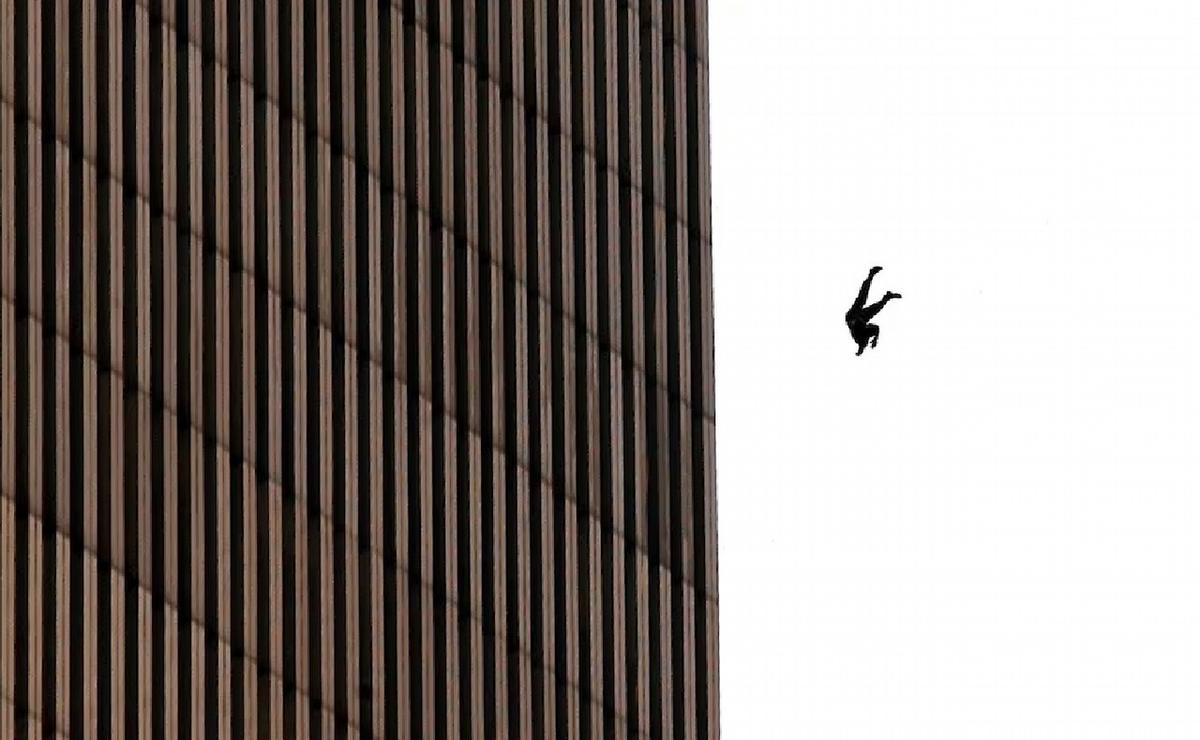 FOTO: Una persona se lanza al vacío durante los ataques a las Torres Gemelas. (NA/Agencias)