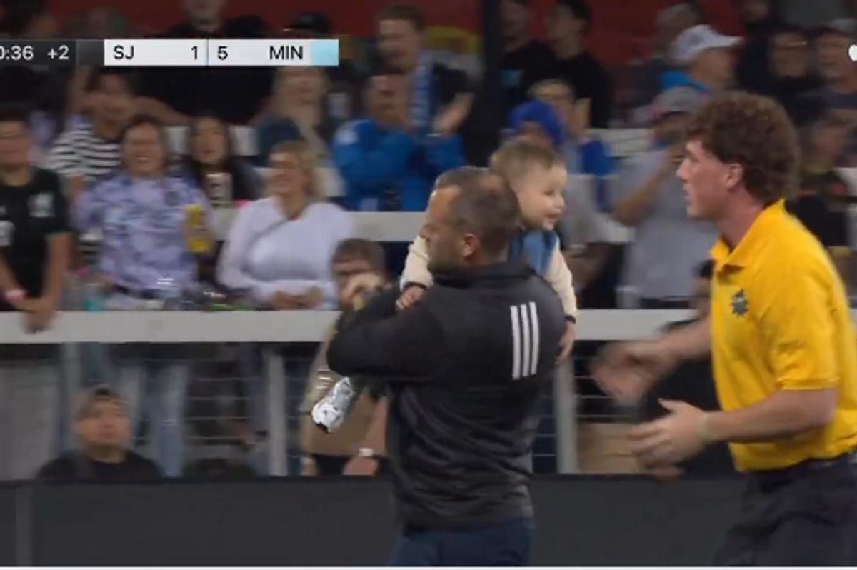 Un bebé irrumpe en el partido de la MLS y detiene el juego en California