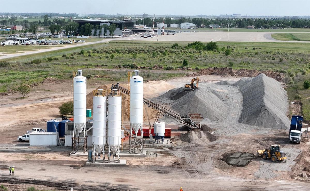 La obra en la pista del aeropuerto de Rosario ya tiene un 30% de avance.