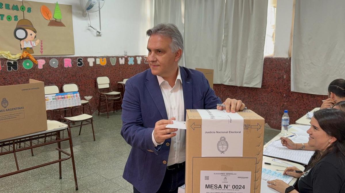 Llaryora votó en el centro de Córdoba.