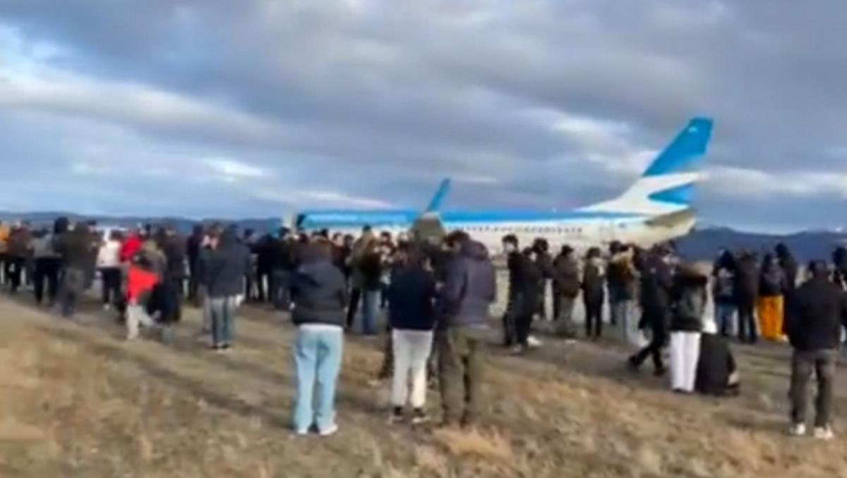 El avión aterrizó en un campo cerca de las montañas y los pasajeros fueron evacuados.