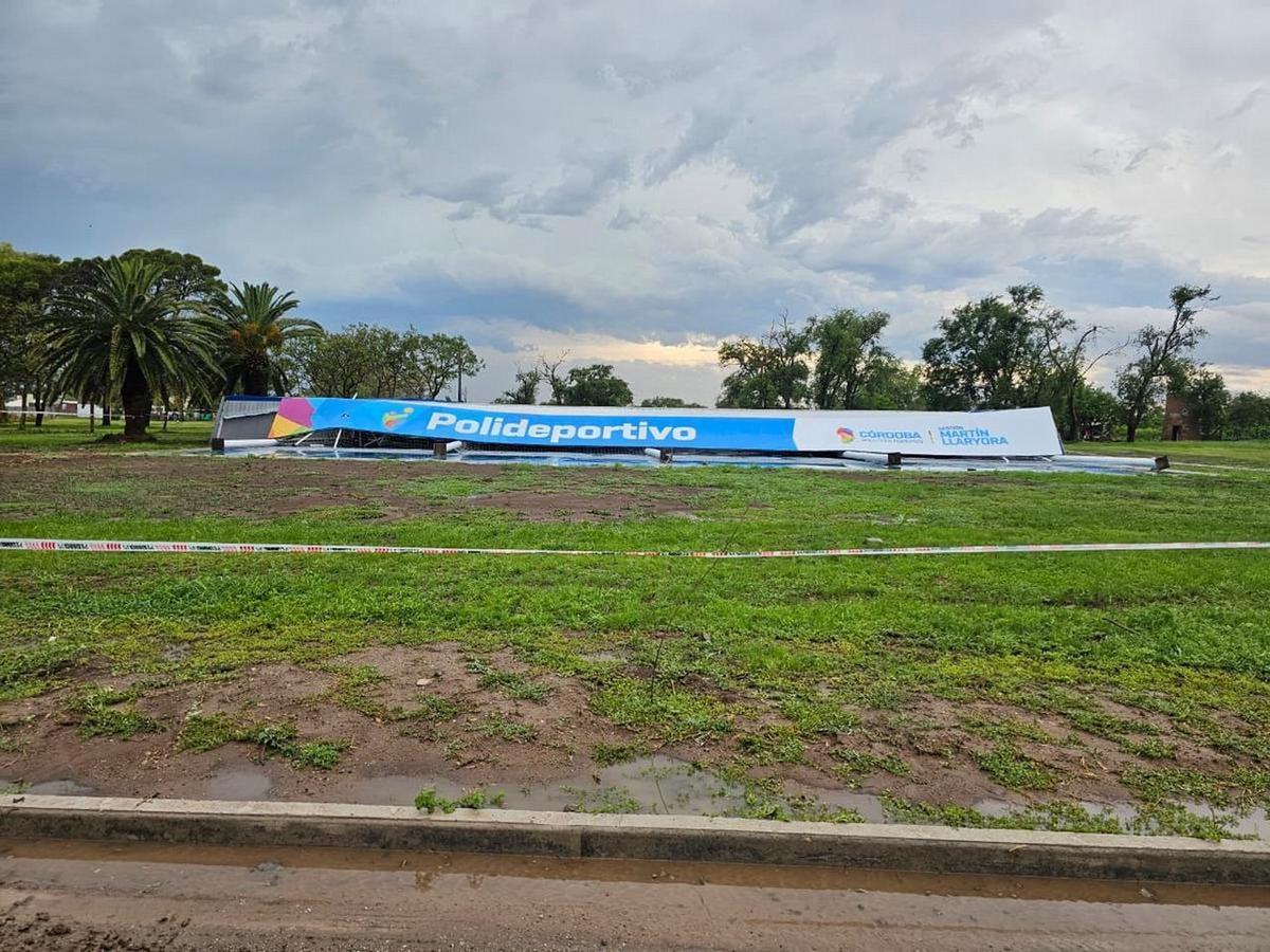El techo desplomado en el polideportivo de Miramar de Ansenuza (archivo).