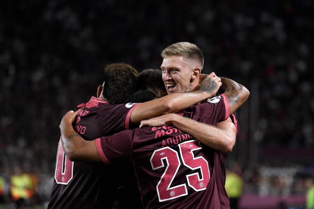 Jugadores de Lanús festejan el gol de Rodrigo Castillo en el partido de ida.