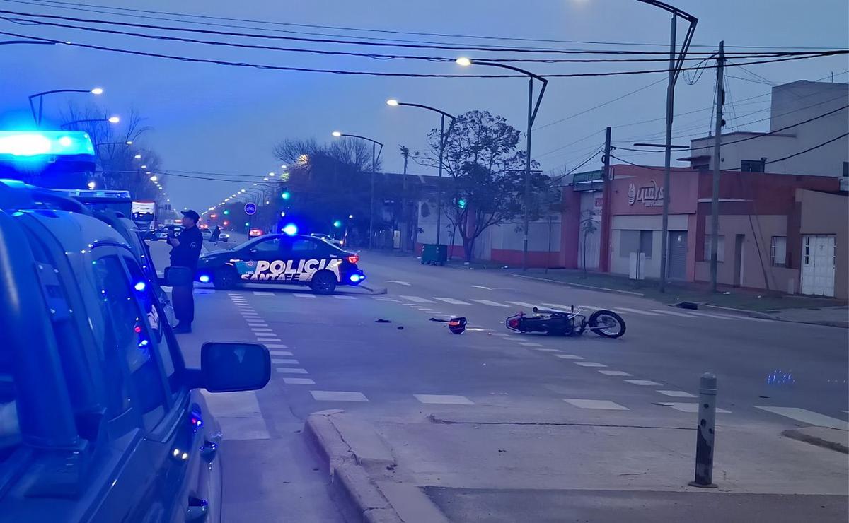 Accidente en zona oeste: un motociclista cayó al pavimento y fue trasladado con lesiones