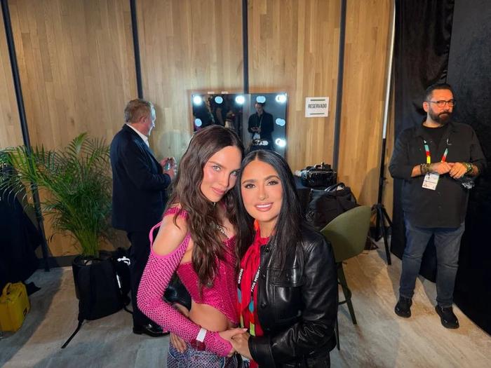 Salma Hayek brilla en la presentación de las banderas del Mundial 2026