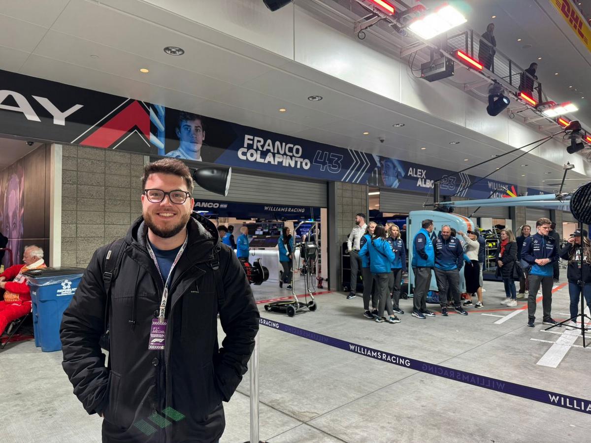 FOTO: Hinchas argentinos apoyan a Franco Colapinto en su compleja carrera en Las Vegas 