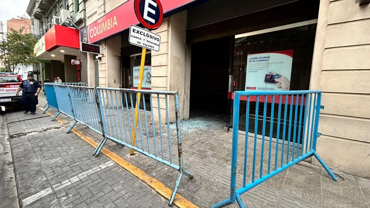 FOTO: Bomberos apagaron un incendio en una sede del Banco Columbia en Córdoba