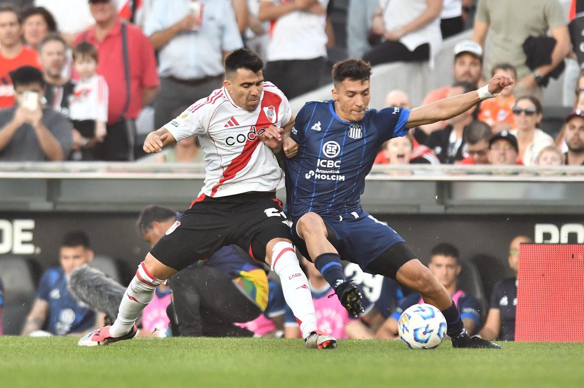 FOTO: El "Huevo" Acuña y Botta disputan el balón. (Foto: CARP)