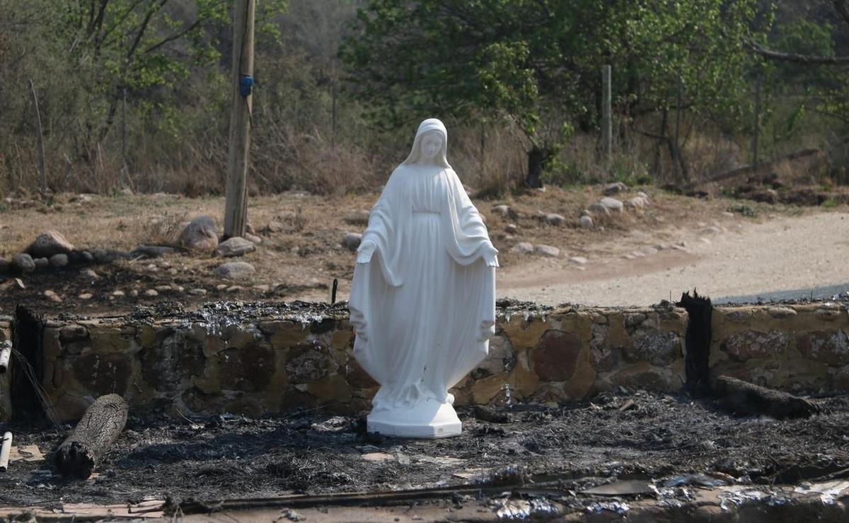 FOTO: La imagen de la Virgen, intacta tras el paso del fuego. (Daniel Cáceres/Cadena 3)