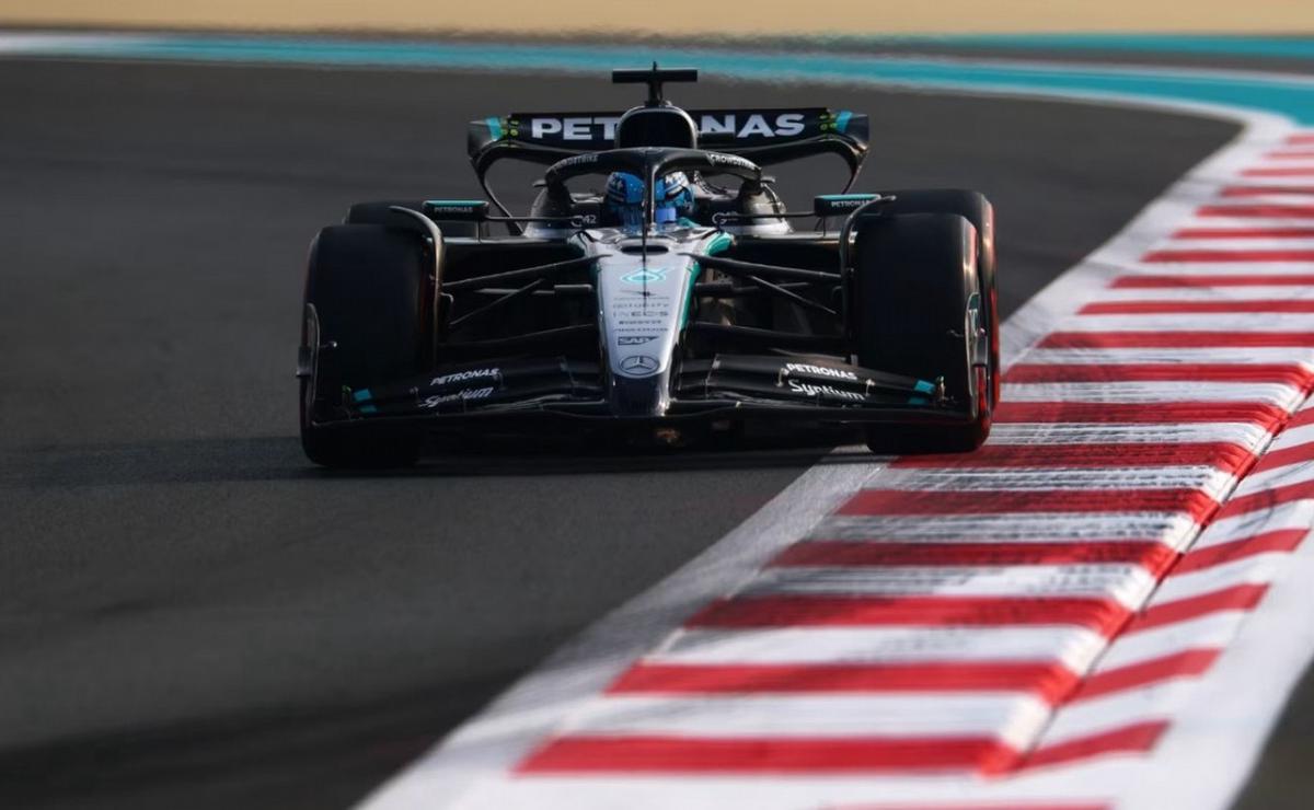 Russell colocó al Mercedes al frente con gomas nuevas en su último giro