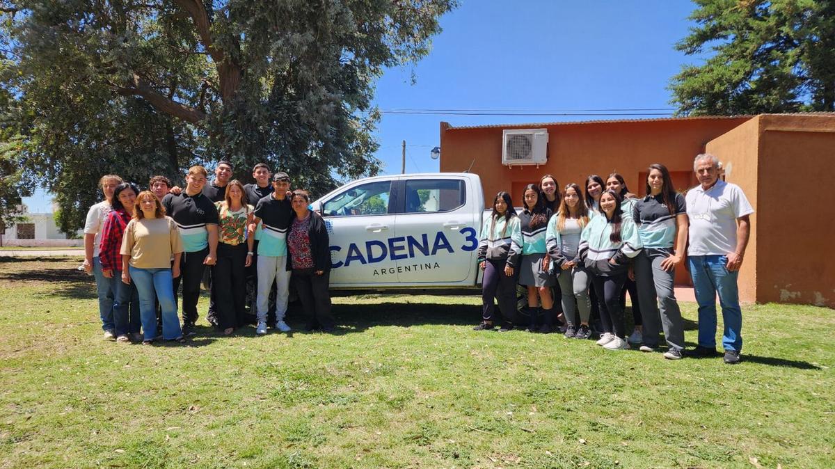 FOTO: Entregaron los equipos a la escuela ganadora de 