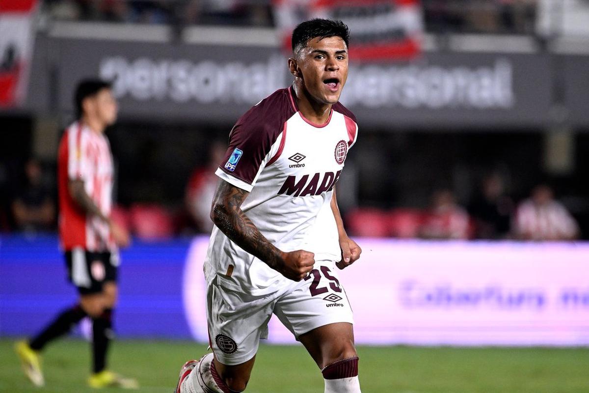 Dylan Aquino festeja su gol, el único del partido.