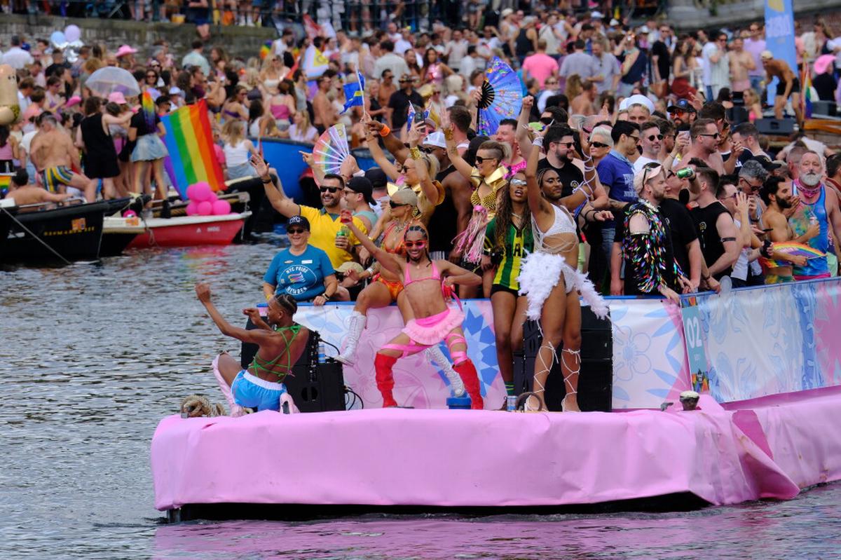 Cientos de miles se alinean en canales de Ámsterdam para desfile anual del Orgullo