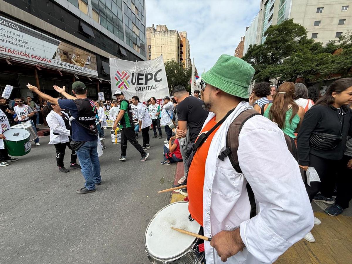 Docentes de Córdoba marchan por una mejora en sus salarios.