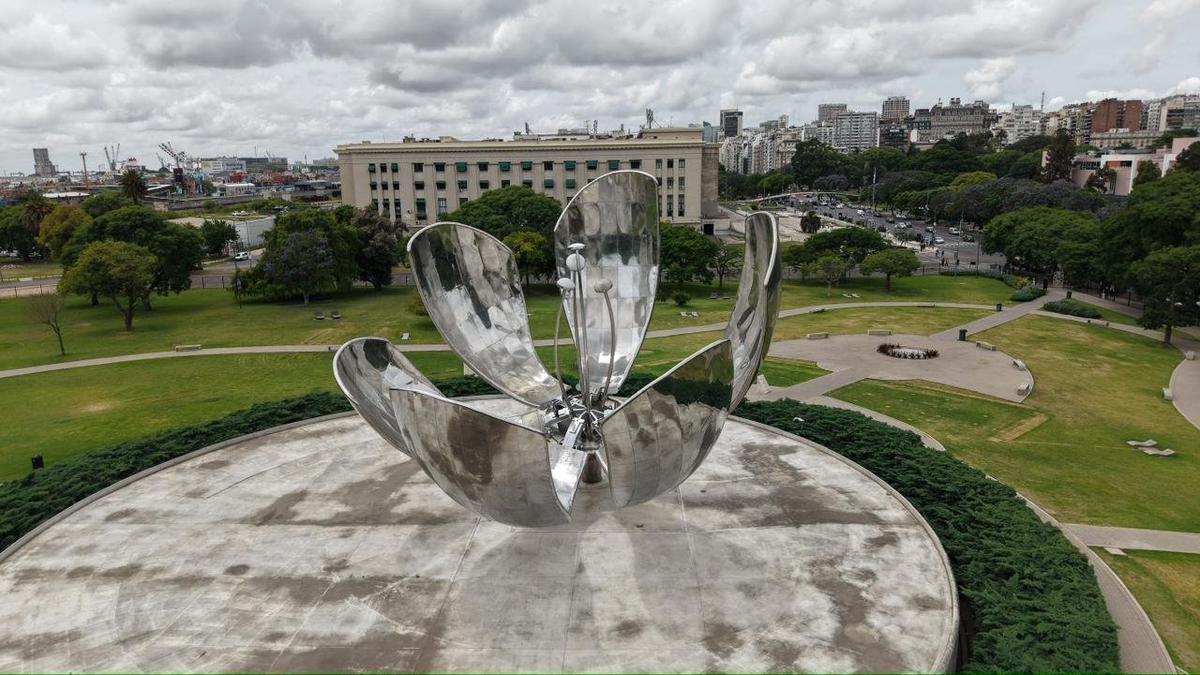La Floralis Genérica vuelve a brillar tras su restauración en Buenos Aires