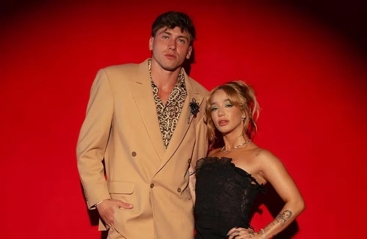 Ángela Torres y Marcos Giles blanquearon su relación con un beso en pleno vivo