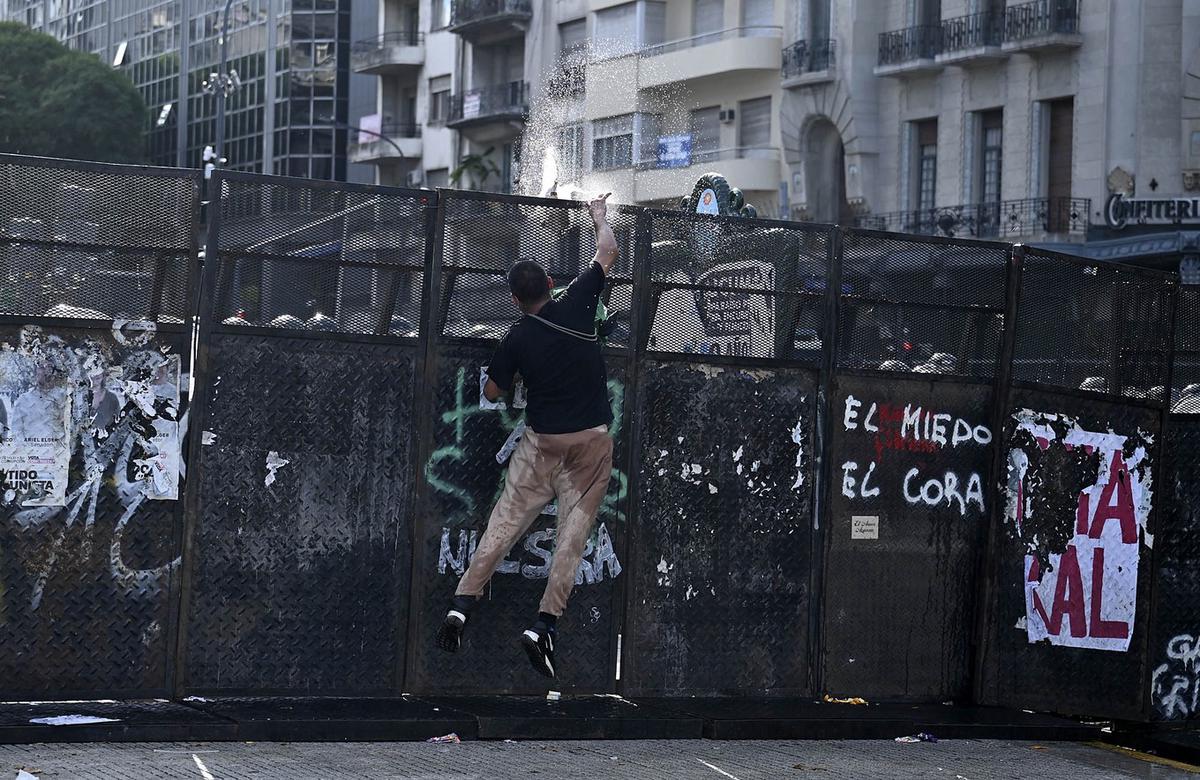 Incidentes en las afueras del Congreso. (Foto: Maximiliano Luna/NA)