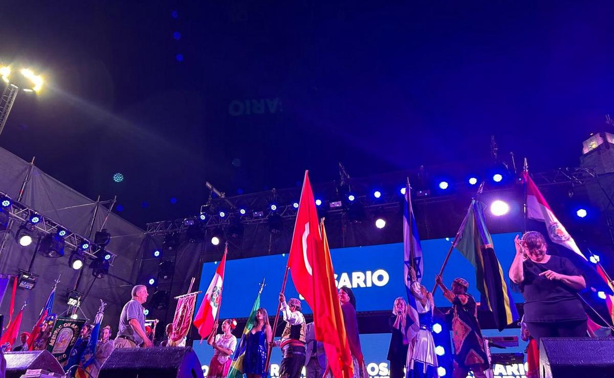 FOTO: Rosario vive el inicio de la Fiesta de Colectividades con gran afluencia y calor.