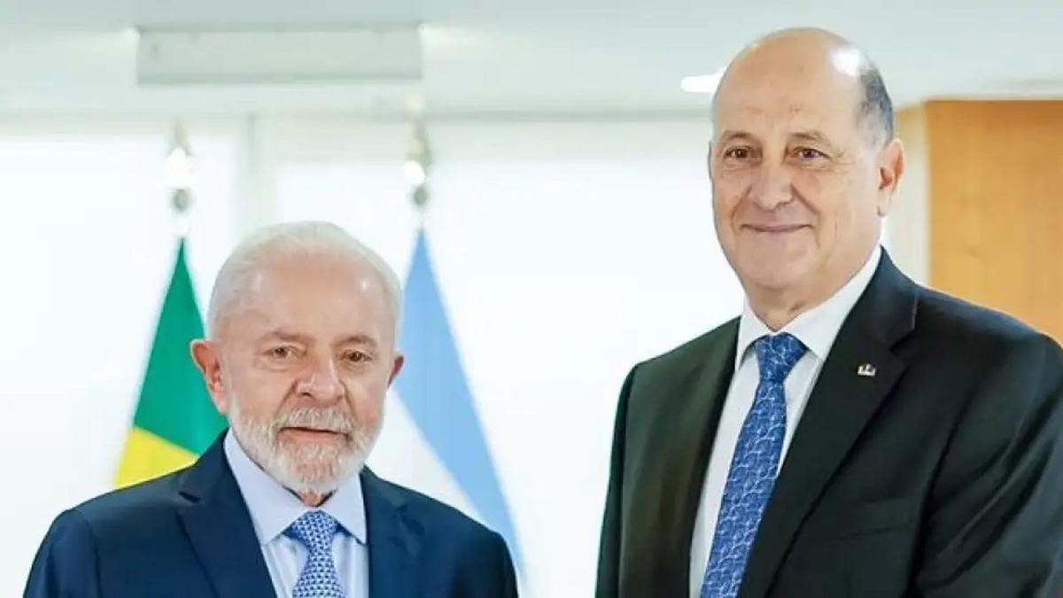 El presidente de Brasil Luiz Inácio 'Lula' da Silva, junto al embajador argentino en su país, Daniel Raimondi