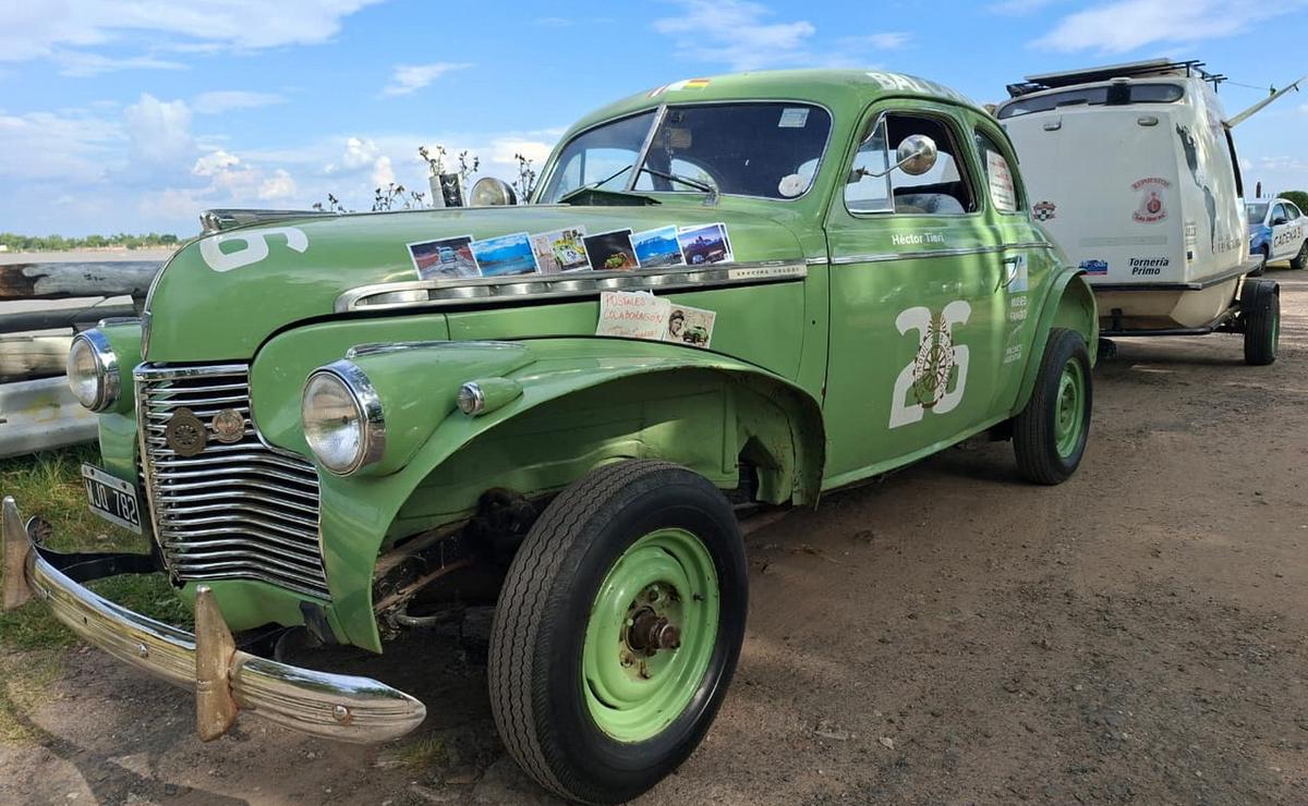 De Ushuaia a Alaska en un auto de 1940: pasión, historia y sueños de familia.