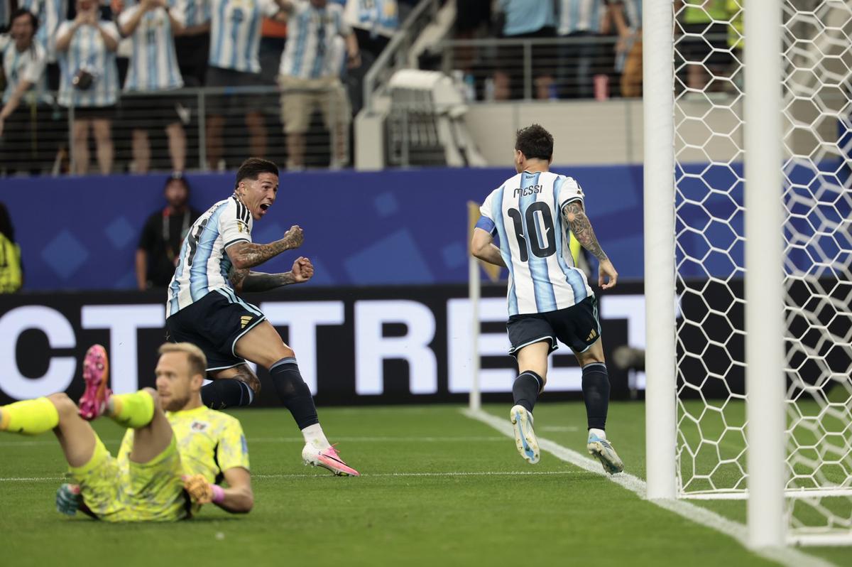Enzo Fernández y Messi celebran la apertura del marcador (Foto: @Argentina)