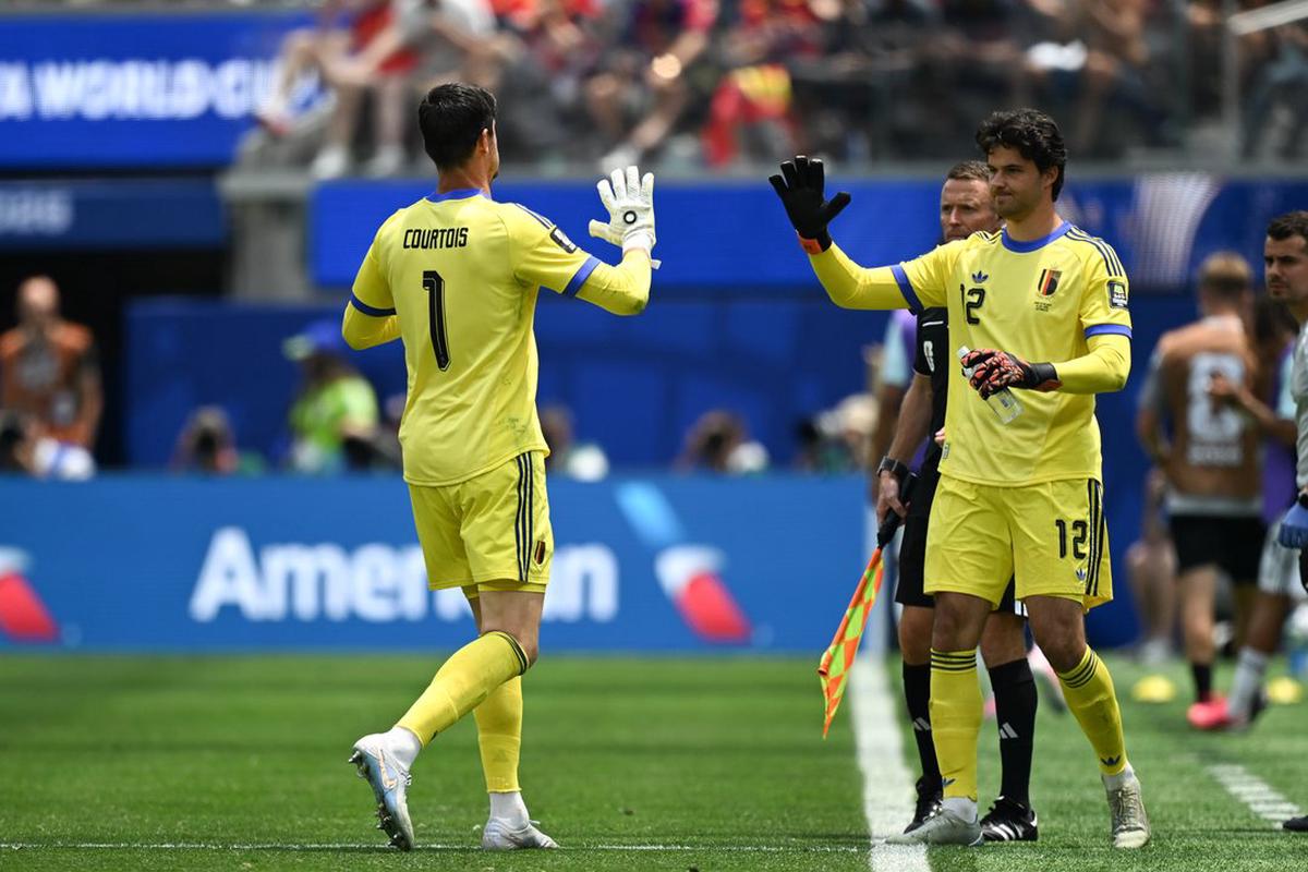 Thibaut Courtois (izquierda) es reemplazado y le deja el lugar a Senne Lammens.