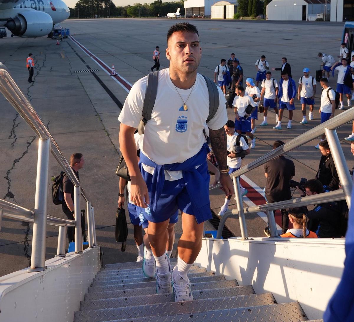 FOTO: Lautaro Martínez, en viaje (Foto: @Argentina)