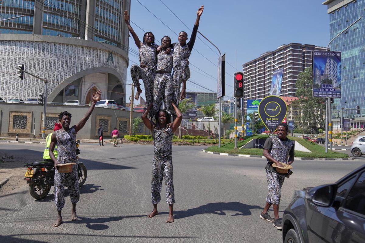 Acróbatas callejeros entretienen a automovilistas atrapados en el tráfico de Nairobi