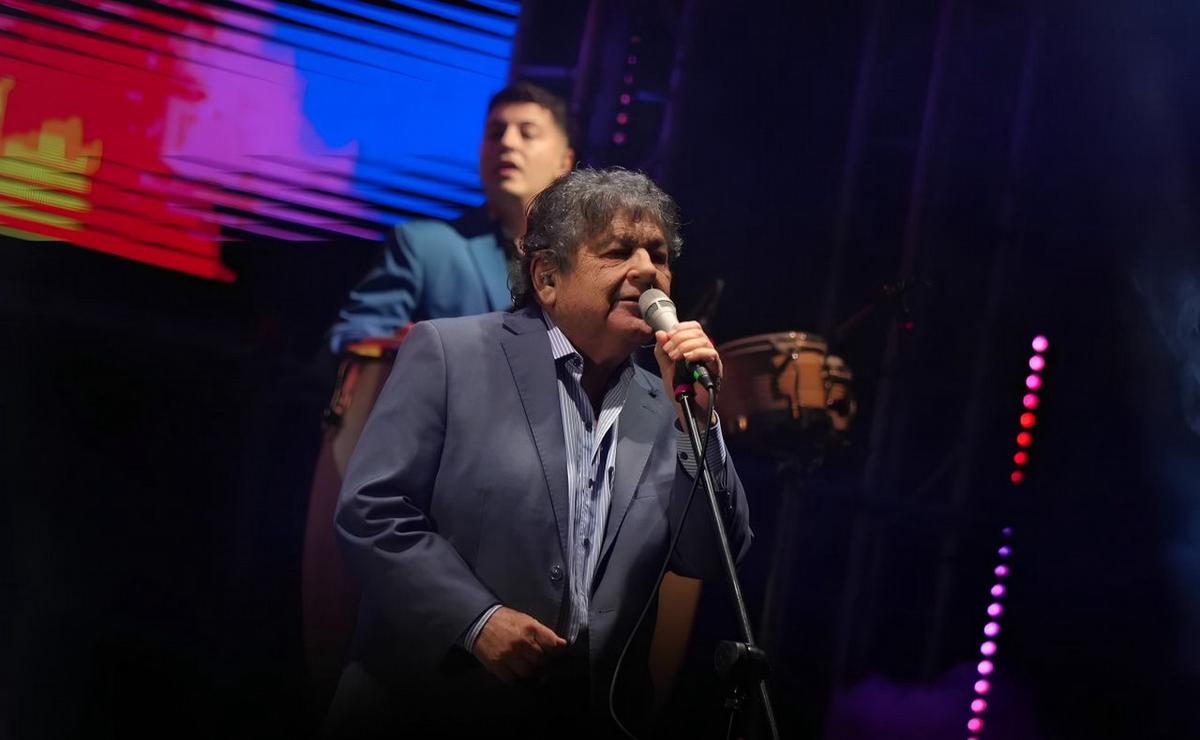 Cacho Deicas en su presentación en el Fan Fest de Rafaela.