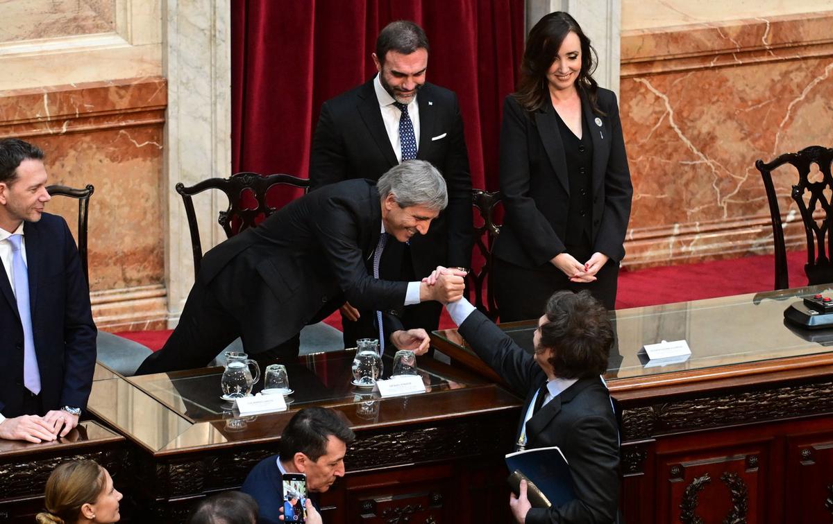 FOTO: Javier Milei saluda al ministro de Economía, Luis 