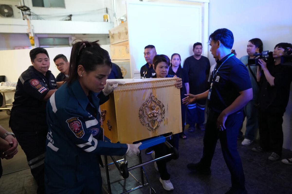Familias recuperan cuerpos tras tiroteo cerca de Bangkok en el que un chico de 14 mató al menos a 7
