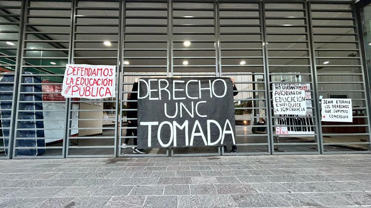 FOTO: Toma de la facultad de Derecho la UNC (Foto: Lucía González/Cadena 3)