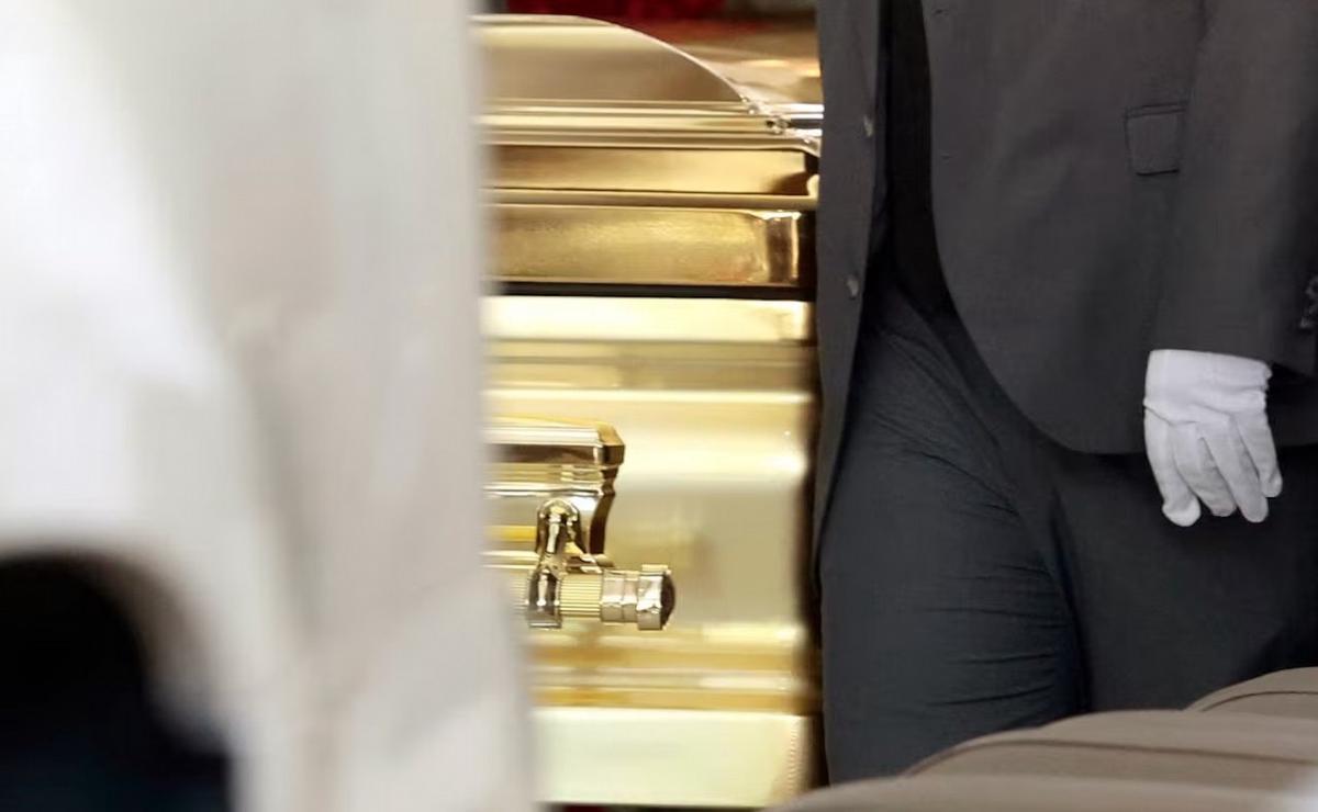 Ataúd dorado, el elegido para que los restos del Mencho descansen.