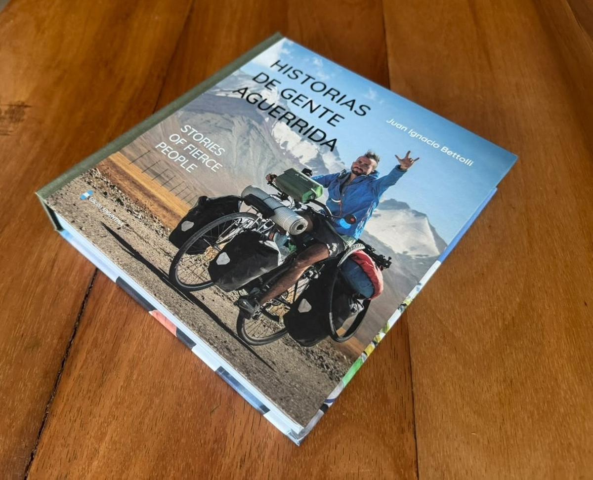 Presentan en Córdoba el libro de Juan Ignacio Bettolli sobre su viaje en bici de Beijing a Teherán.