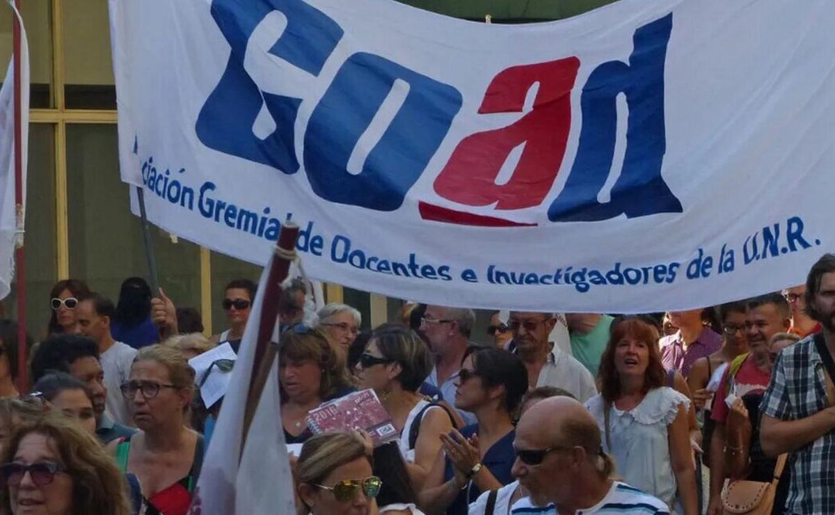 Reclamo de COAD (Asociación Gremial de Docentes e Investigadores de la UNR).