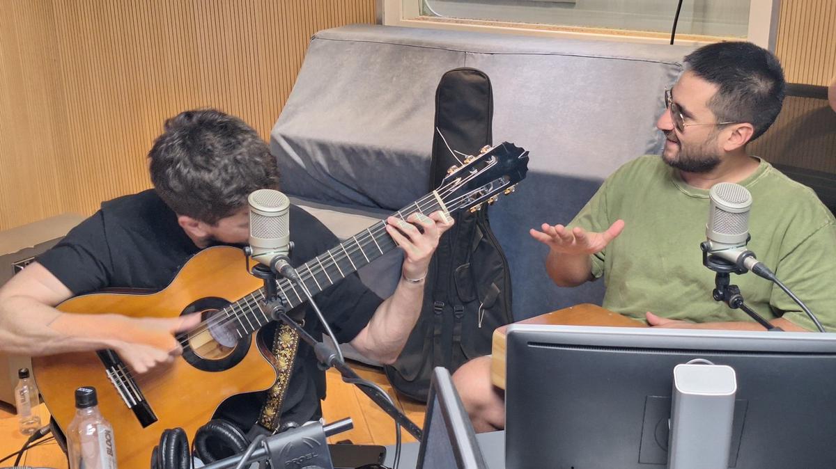 FOTO: Diableros Jujeños en los estudios de Cadena 3