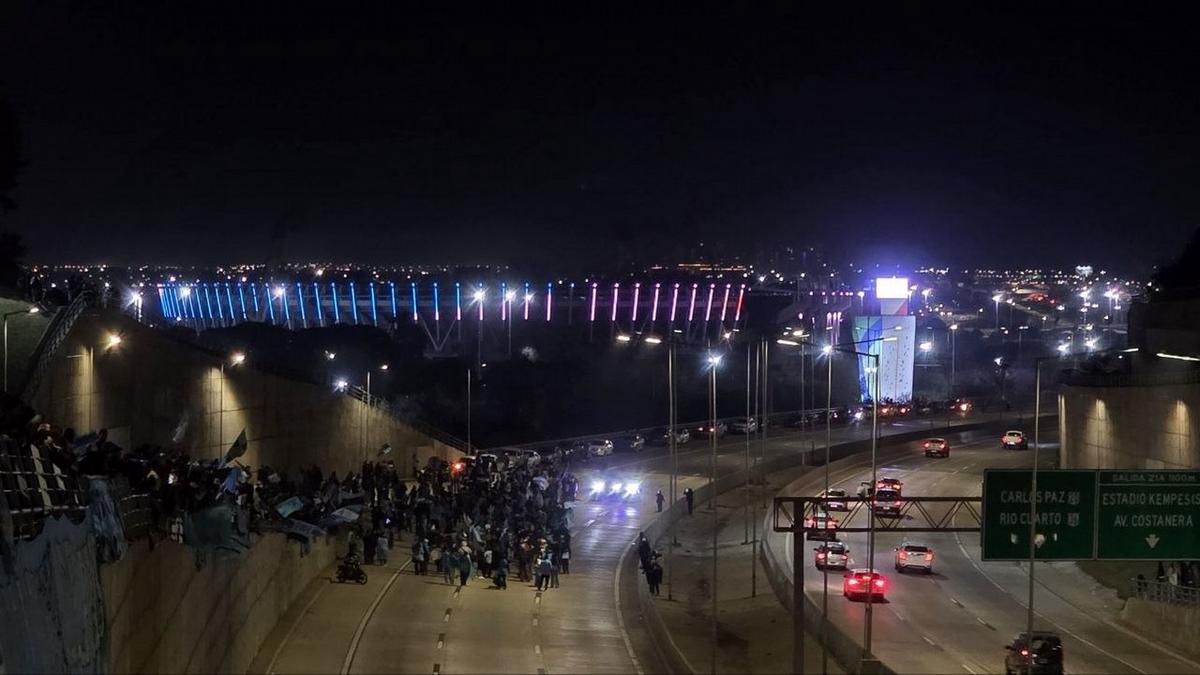 Hinchas aguardan expectantes el paso de los campeones.