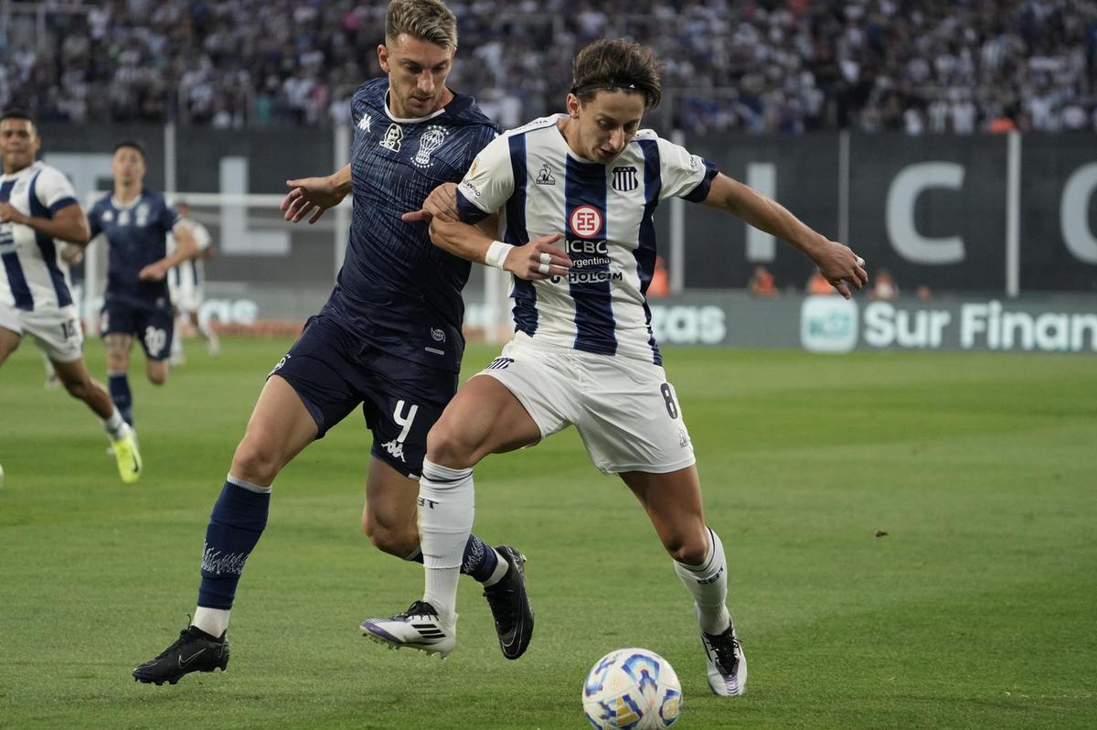 FOTO: Talleres recibe a Huracán en el Kempes. 