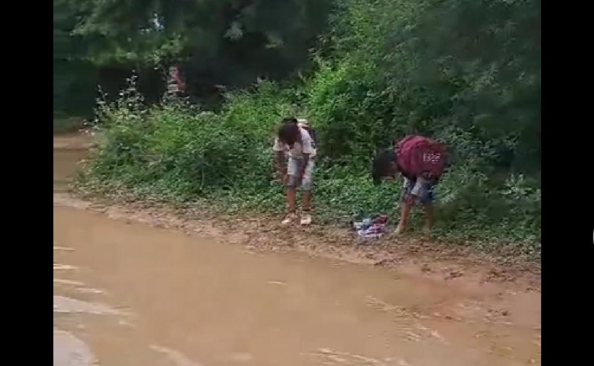 FOTO: Estudiantes salteños piden la construcción de un puente para ir a su escuela.