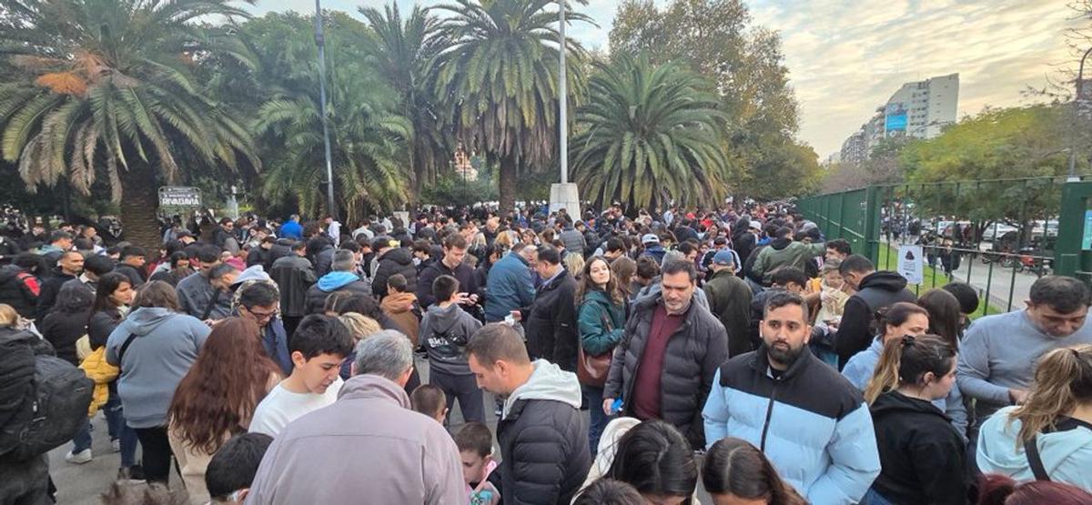 Caos en el Parque Rivadavia por el intercambio de figuritas del Mundial 2026