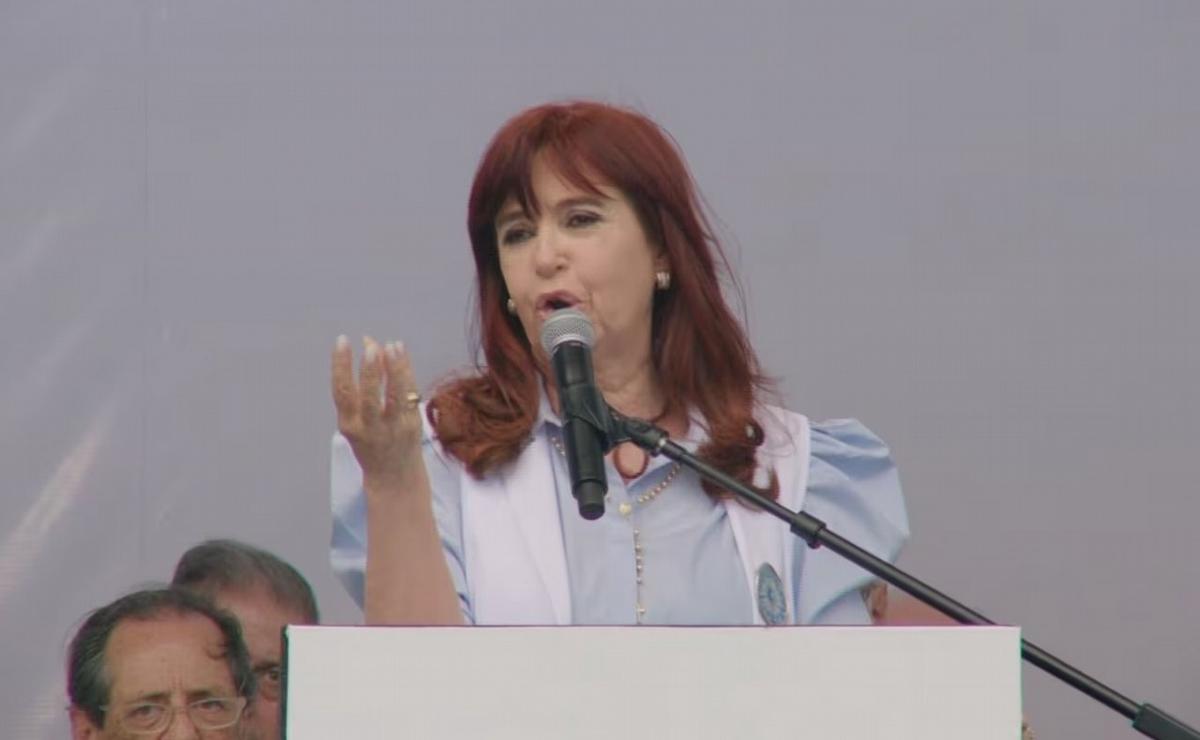 FOTO: Cristina Kirchner criticó a Milei en Rosario. (Foto: captura de TV/TN)