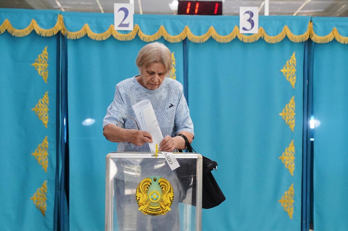 El partido progubernamental de Kazajistán gana las parlamentarias y refuerza el poder del presidente