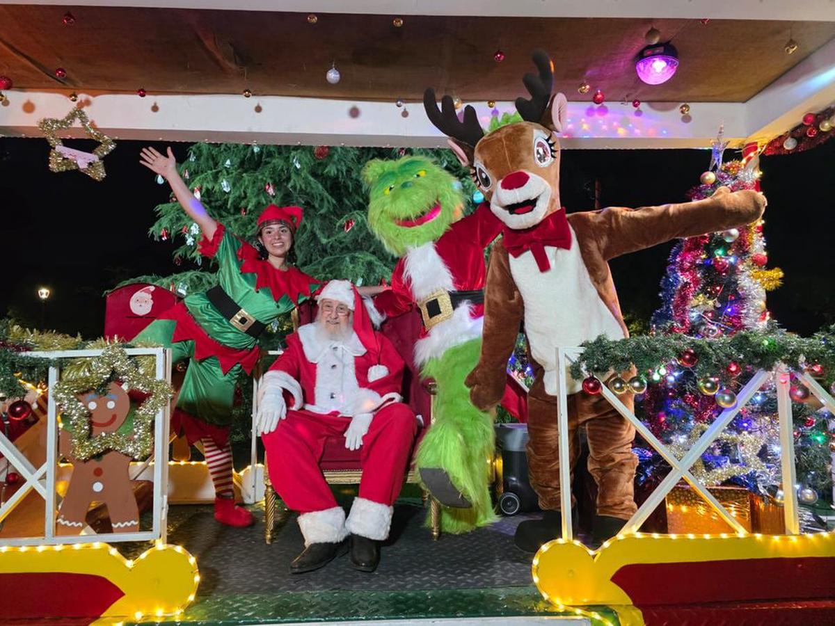 La carroza de Papá Noel llega a Colegiales en una acción conjunta de radios