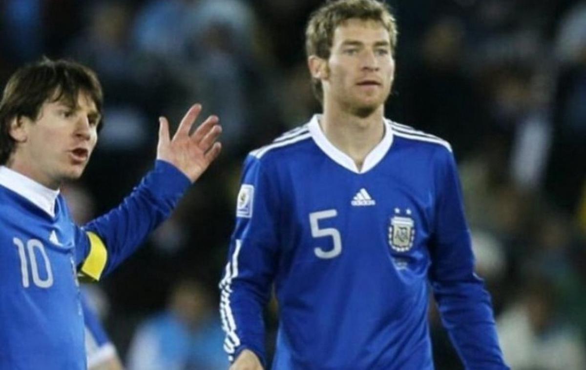 Mario Bolatti, junto al astro en la selección en 2010.