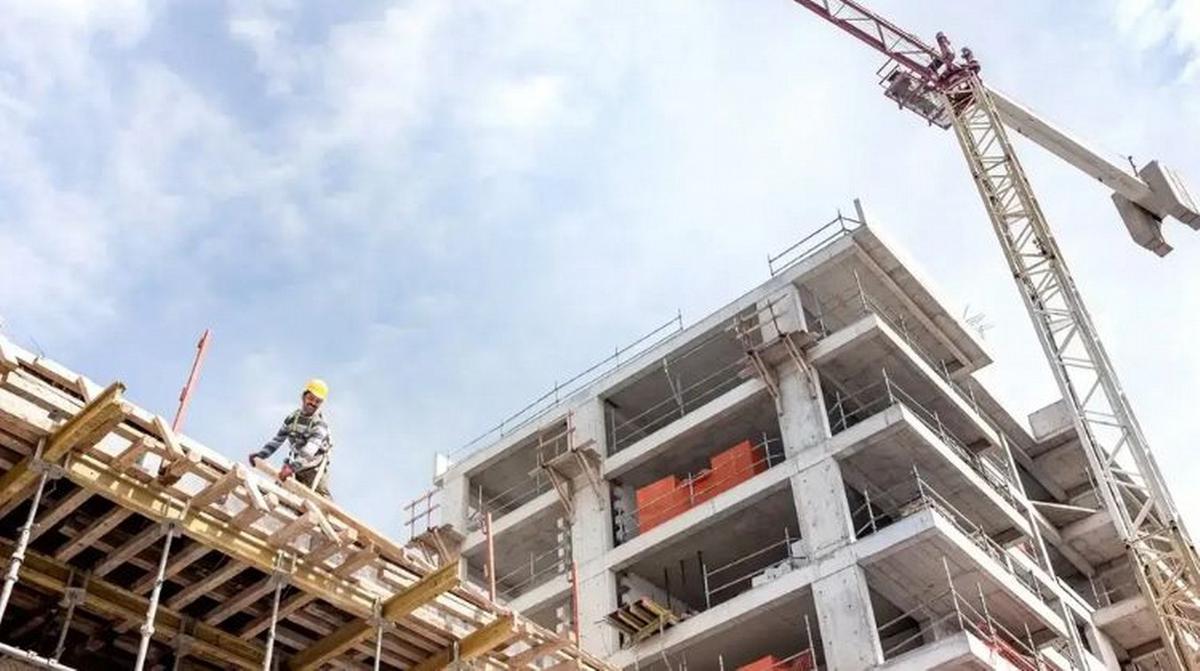 Embargo contra una constructora por la demora en la entrega de un departamento.