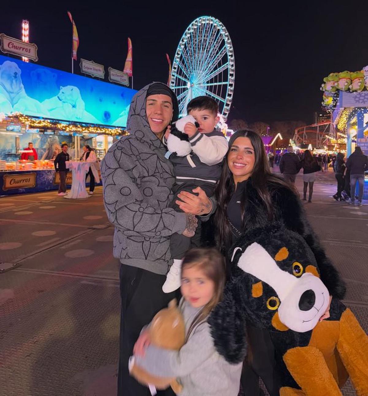 Valu Cervantes y Enzo Fernández de pasea con sus hijos. Foto: Agencia NA (IG: @valucervantes)