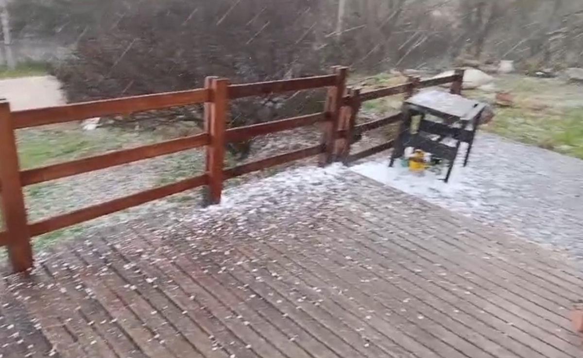 El granizo sorprendió este lunes al mediodía a los vecinos de Alta Gracia. (Captura de video)